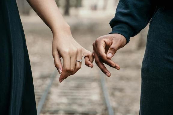 夫妻俩吵架后互相冷落,情侣双方互相冷漠怎么办
