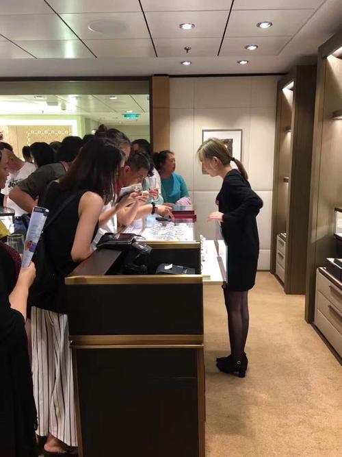 柜姐遇见不同顾客的反应,专柜柜姐态度不好可以投诉吗