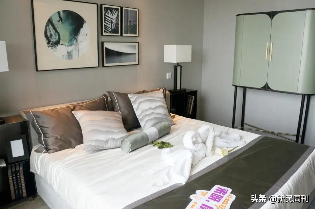 新湖携绿城，海上明月共潮生