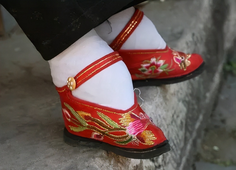历史女性地位上升朝代,关于妇女历史地位变化的图片