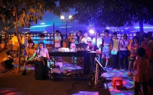 中国KTV衰亡史：从卡拉OK机到钱柜包厢，为何年轻人都不去KTV了？
