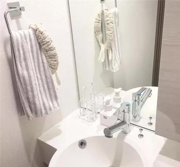 28岁郑爽卧室曝光引热议：“性冷漠”的人生，真的很爽