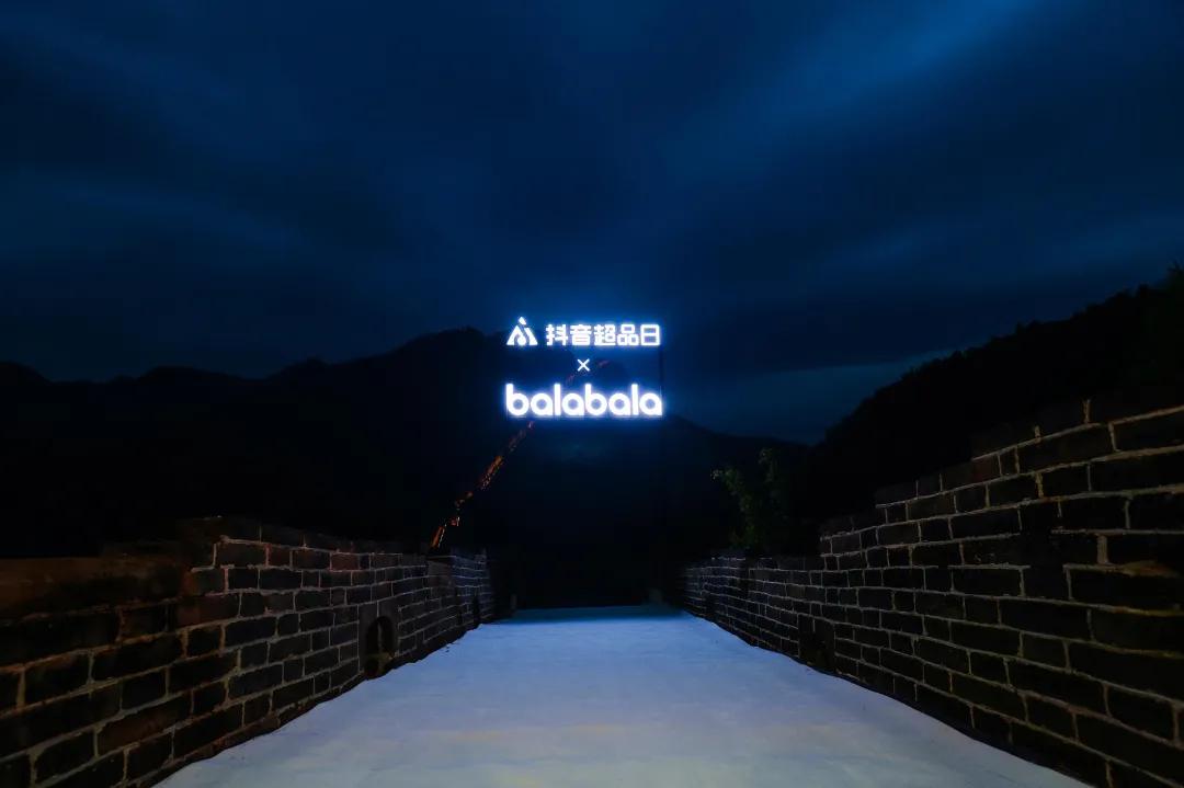 爬雄伟长城，看balabala“羽你相绒”大秀，孩子们的冬天充满想象