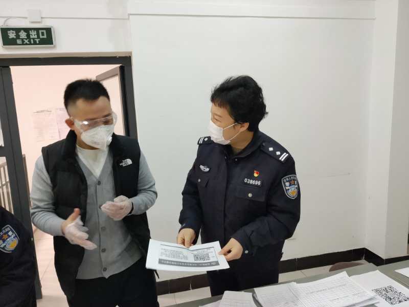 她把俩娃丢在家，为300余位被隔离居民代购，小学生作文赞她最美