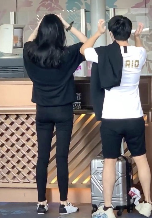 何猷君求婚奚梦瑶穿的增高鞋子,何猷君奚梦瑶比心