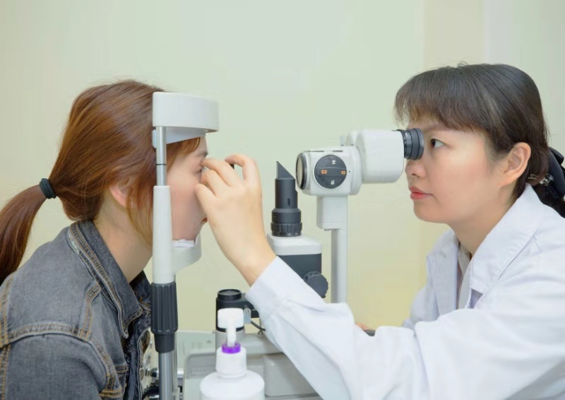 近视手术什么人不可以做,近视激光手术18岁以下能做吗