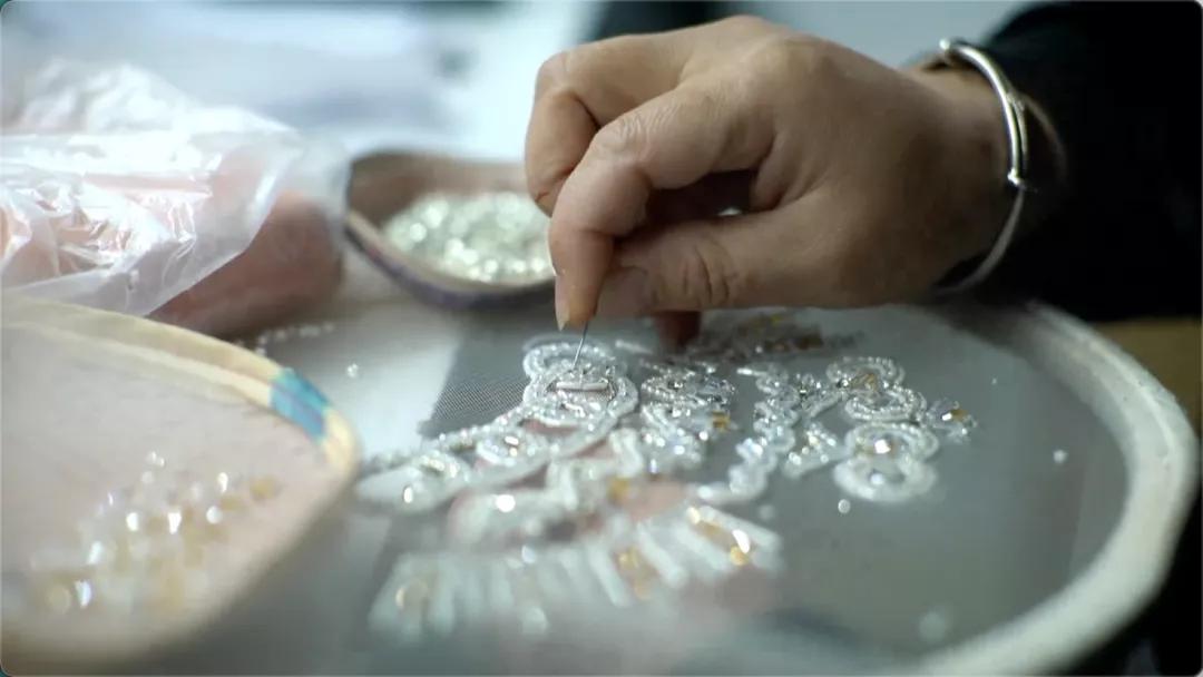 一座是工艺“潮”城，一座是设计“潮”城：潮绣的华丽转身