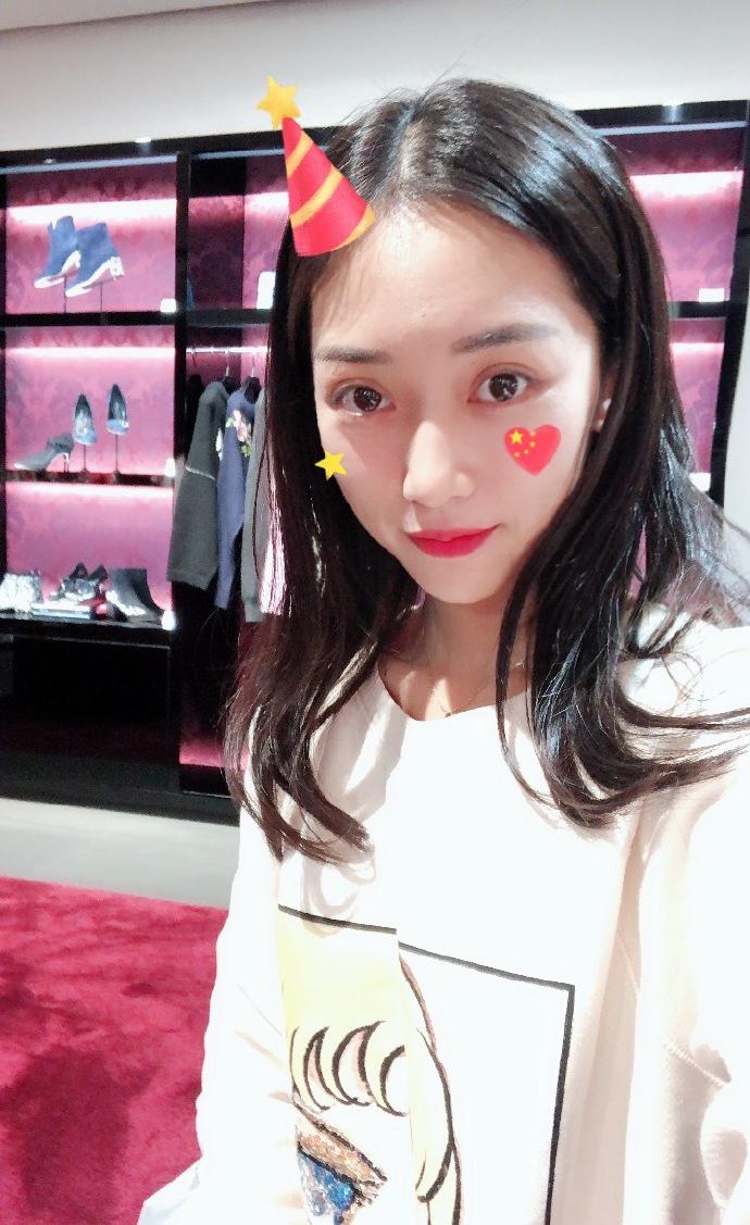 她是中乙最美女老板，美艳不输文筱婷，冲甲目标坚决