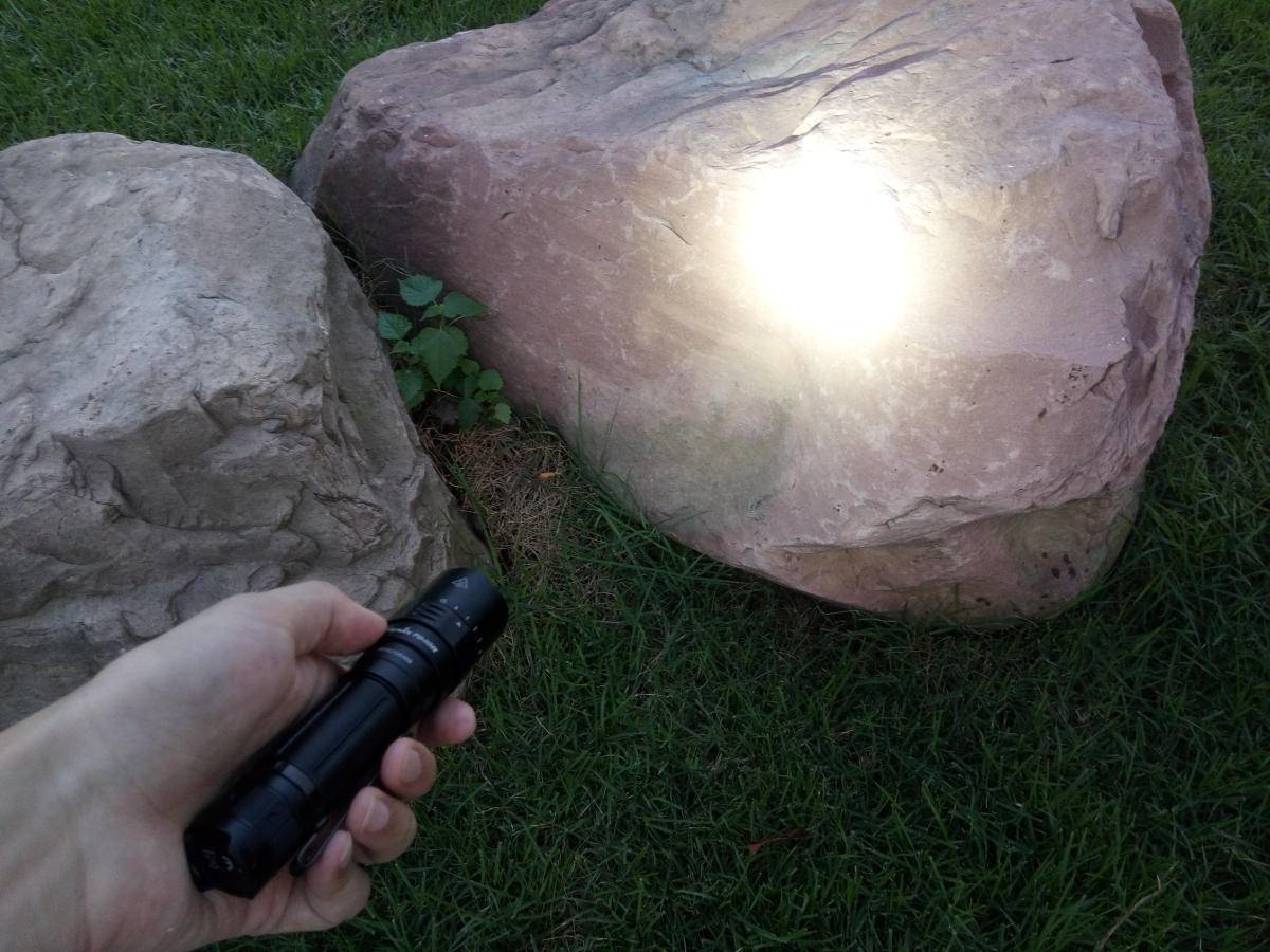 黑暗中的守护神，FenixPD40Rv2.0强光手电使用体验