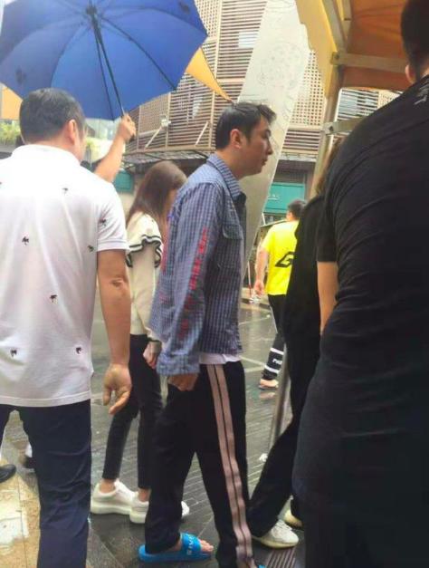 王思聪带男网红,王思聪低调出行街头