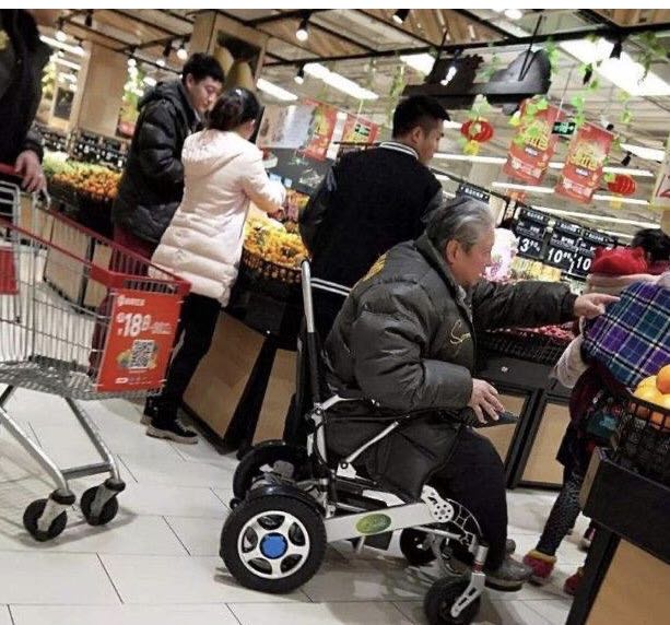 洪金宝抽雪茄戴金链,68岁洪金宝身体瘦成皮包骨头