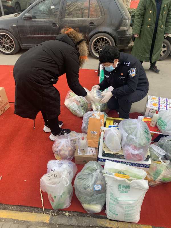 她把俩娃丢在家，为300余位被隔离居民代购，小学生作文赞她最美