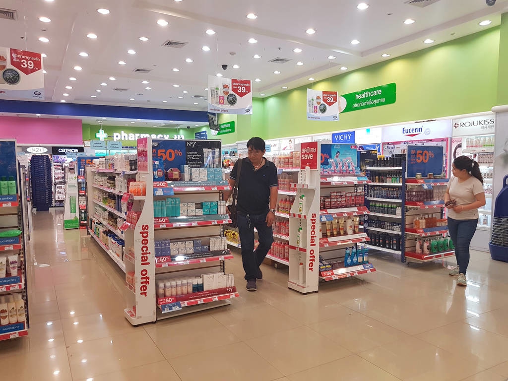 镇上开化妆品店一个月营业额8000,开化妆店怎样才能一年挣上百亿