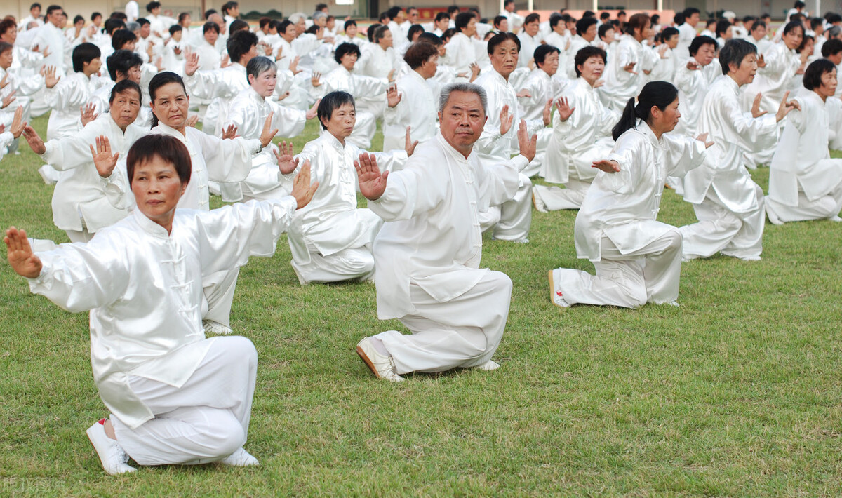 62岁老年人跳的广场舞蹈,退休老人该不该去跳广场舞