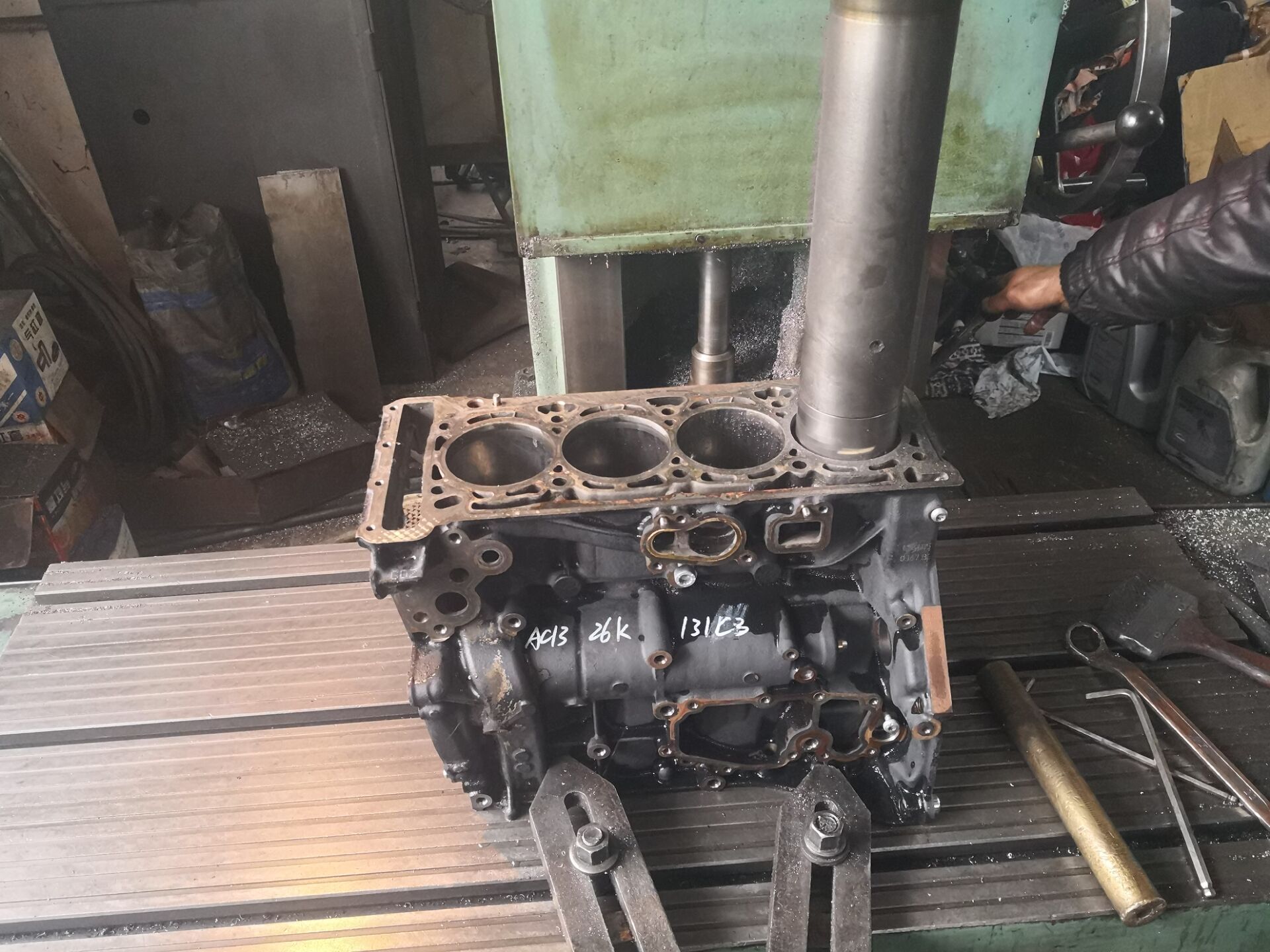 奥迪a4l严重烧机油怎么解决,奥迪a4l缸盖三通刚换过还是漏水