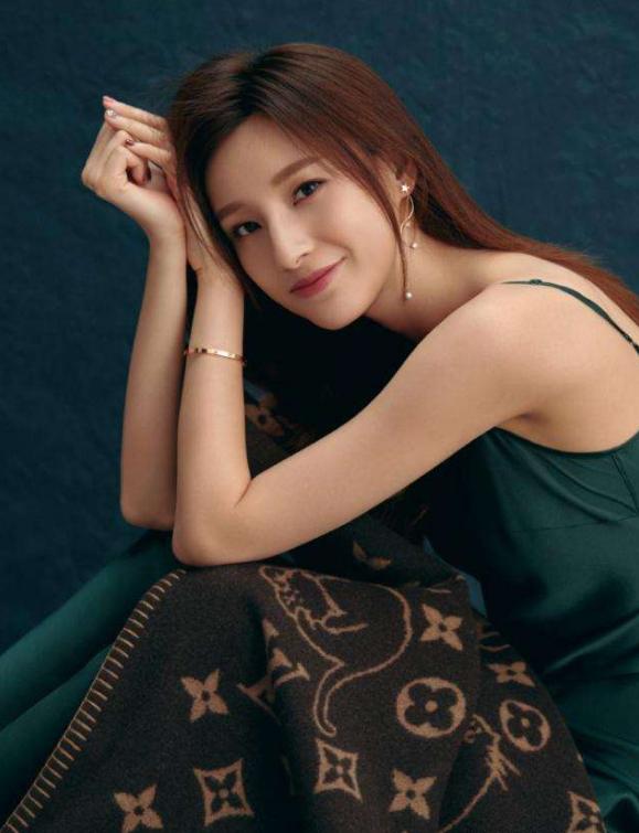 她曾18岁走秀不慎掉落泳裤：坚持走完，如今成央视美女主持人