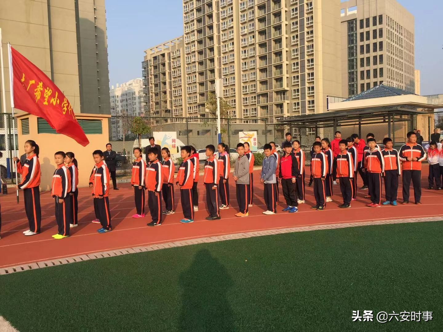 绿茵赛场放飞梦想的绘画,绿茵场上挥洒汗珠追逐梦想