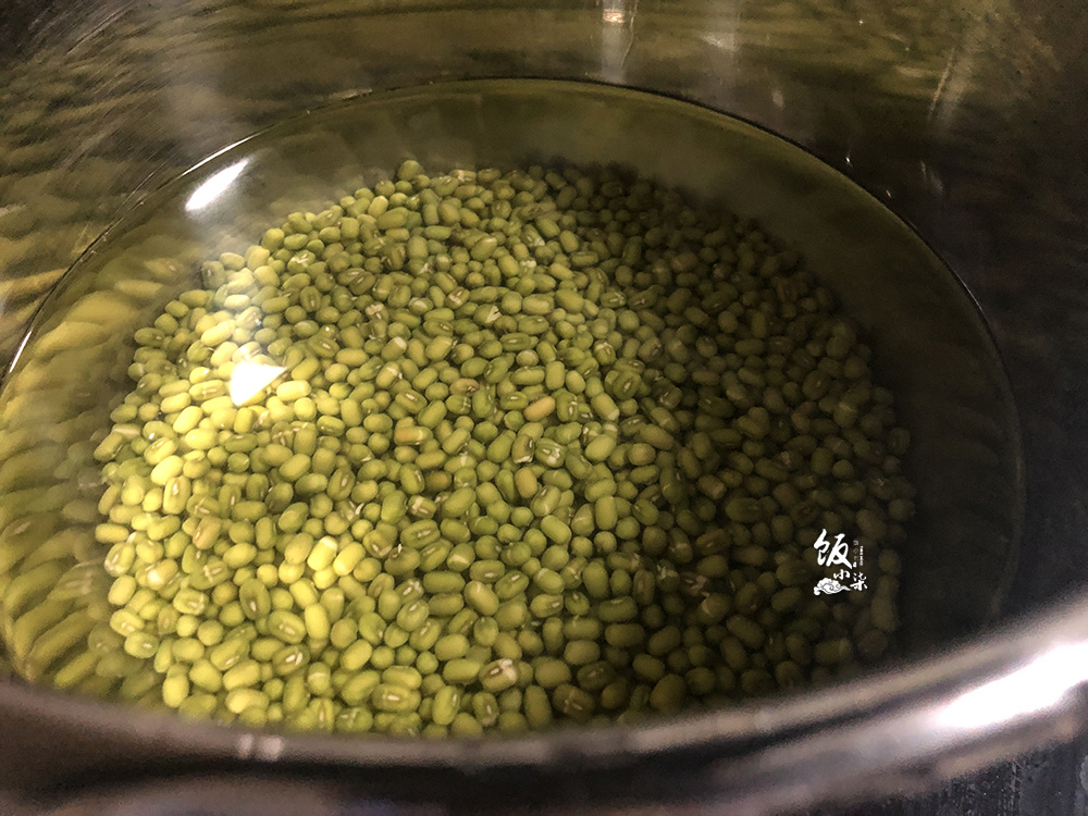 绿豆汤烧的是红色的怎么回事,绿豆汤怎么煮不变色不发绿
