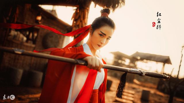 小说：废柴少爷竟一拳轰飞聂家天骄，洛家众人一脸震惊
