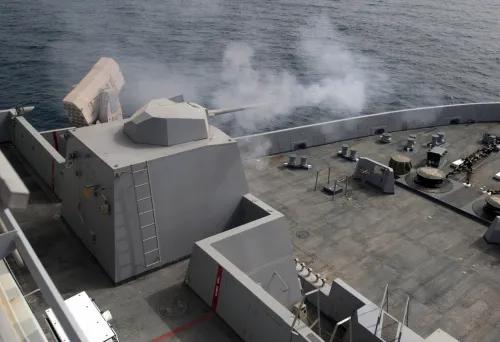 美国305毫米主炮战列舰,中国海军电磁炮战列舰