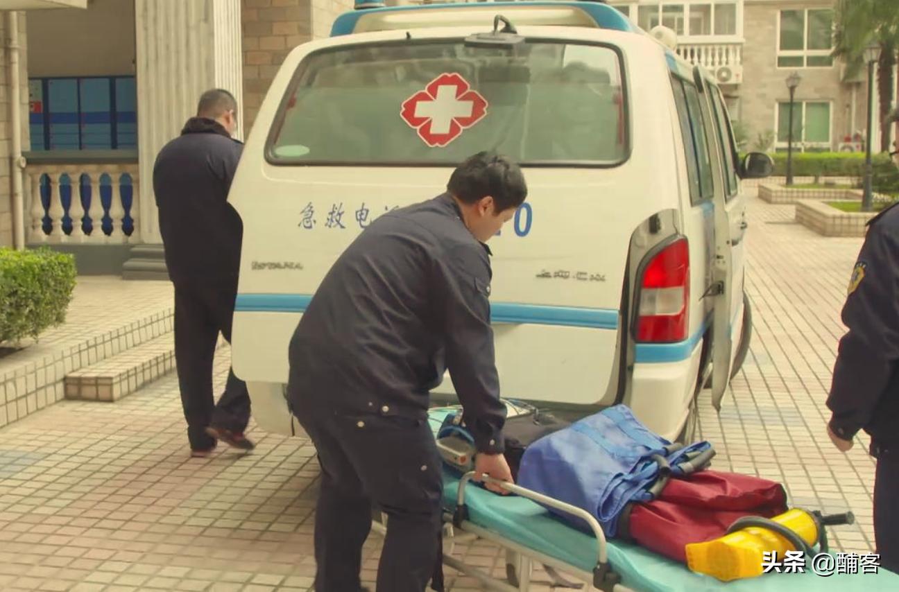 救护车人间百态解析,理解救护车里的人间百态