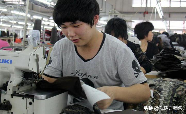 1个工人1天可以生产12套服装,1个人做10天的工作