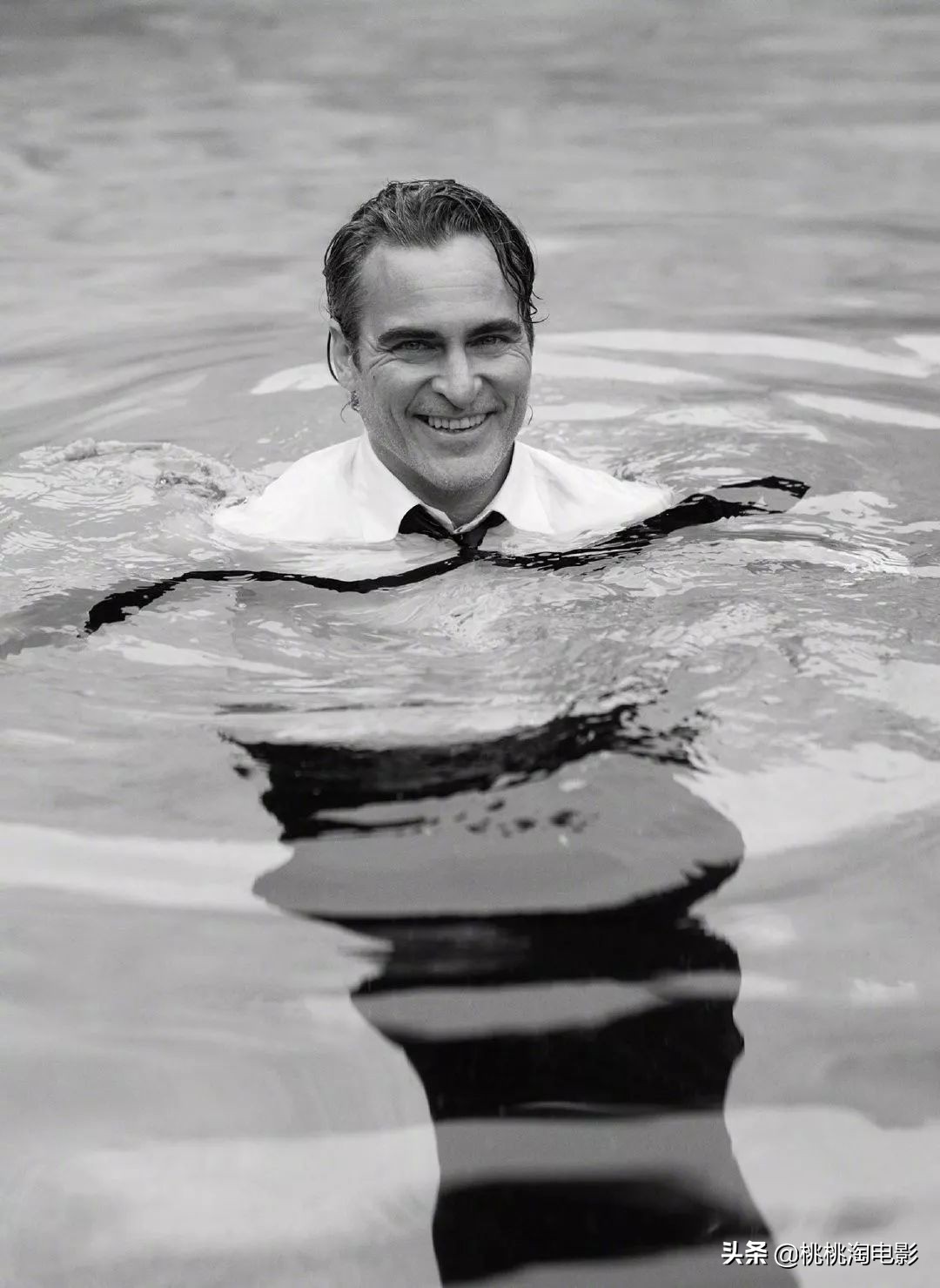 组图：爱穿匡威的男孩“小丑”华金·菲尼克斯《名利场》写真