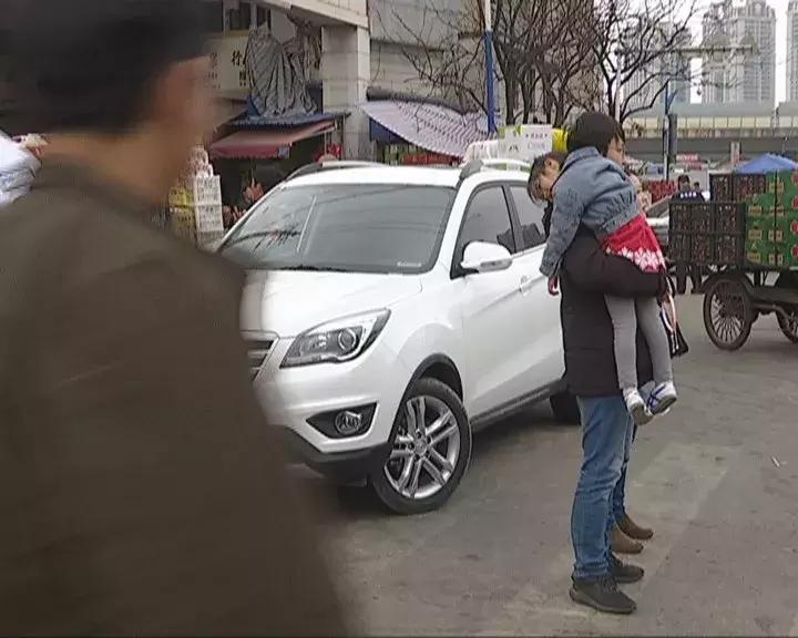 水果批发市场内堵车怎么解决,人多车多路上堵