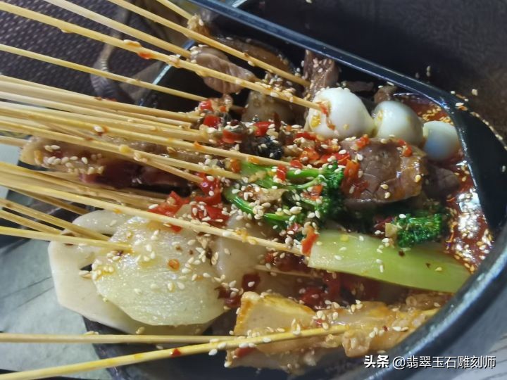 火车上认识的美女OL，我带她去中关村存放翡翠手镯，引发三角恋