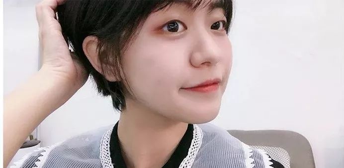 李佳琦狂卖4万件粉膏，激动到连喊6个OMG：真的特别好用