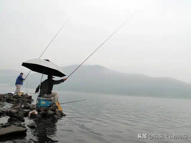 钓鱼防止断线断竿遛鱼技巧,跑铅钓如何避免拔河切线