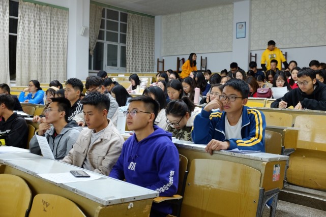 女大学生网购小零食,女大学生网购零食