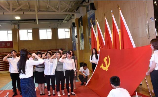 大学生入*党**之后，毕业后过得怎么样？付出就有回报