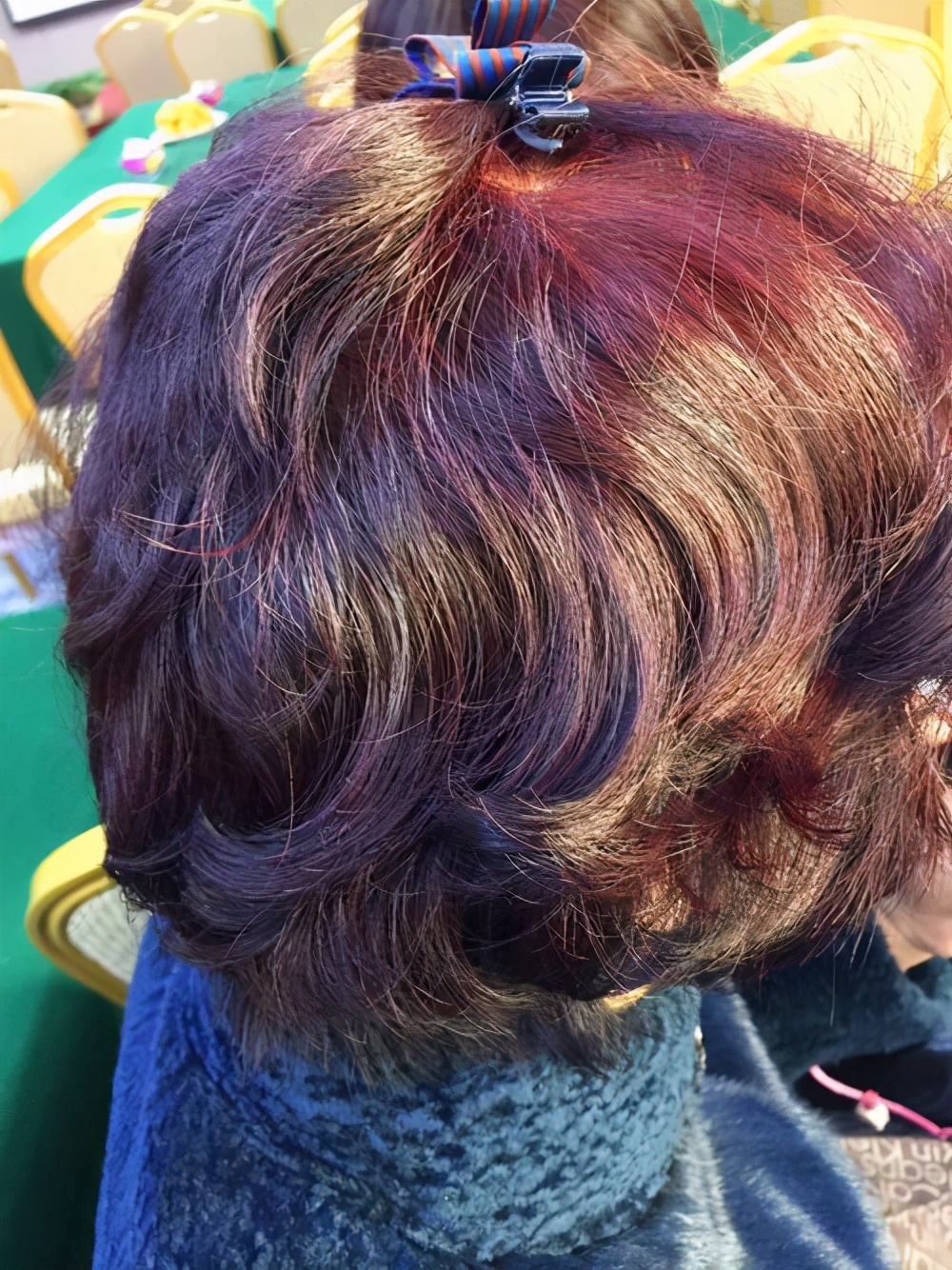 60多岁老年人经常染头发好吗,老年人多长时间染烫头发为宜