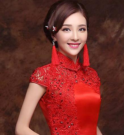 敬酒服跟酒店背景颜色一致好吗,敬酒服不选红色