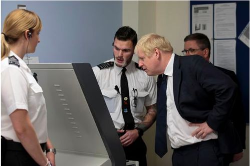 英国首相约翰逊目睹囚犯体内藏毒扫描照，竟被吓得连连*退倒**