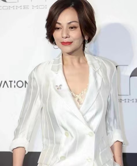 王琳穿高定礼服,47岁王琳穿衣打扮