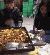 搞笑gif开心一刻不按常理出牌,搞笑gif趣图哥们别拍马屁很危险的