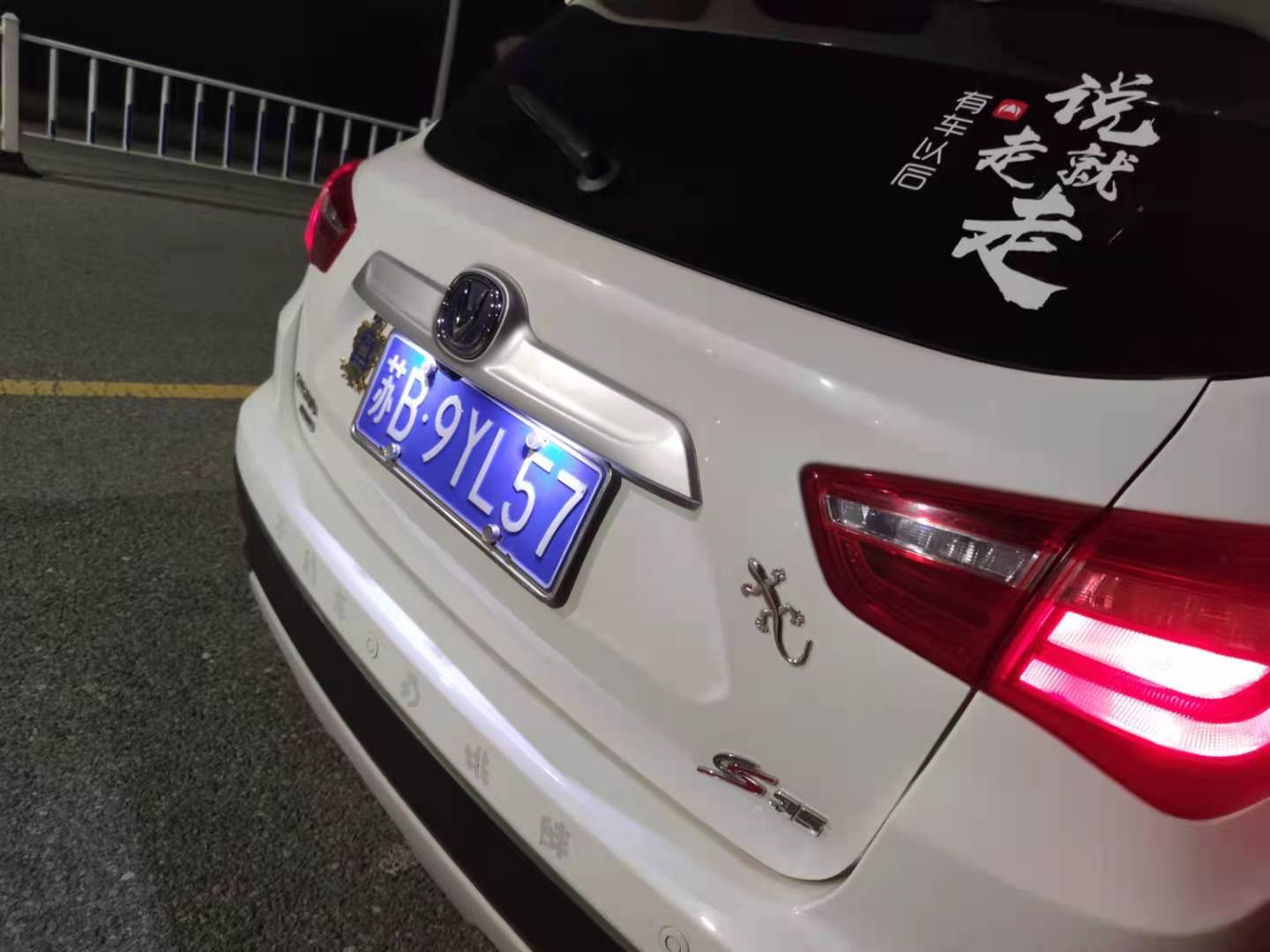 夏日晚上带娃运动,夏天带女儿晚上逛公园的视频