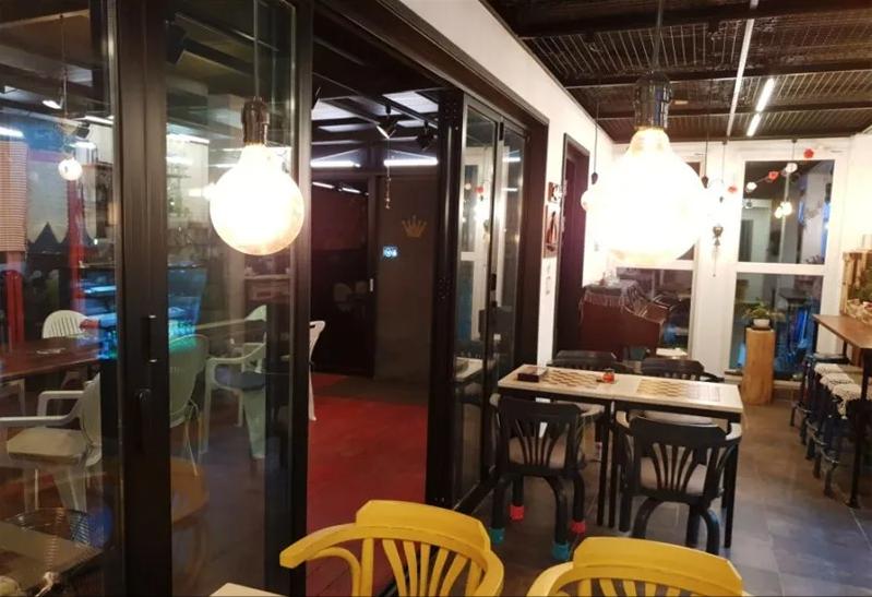 极简集装箱咖啡屋,怀旧乐曲餐吧装修效果图