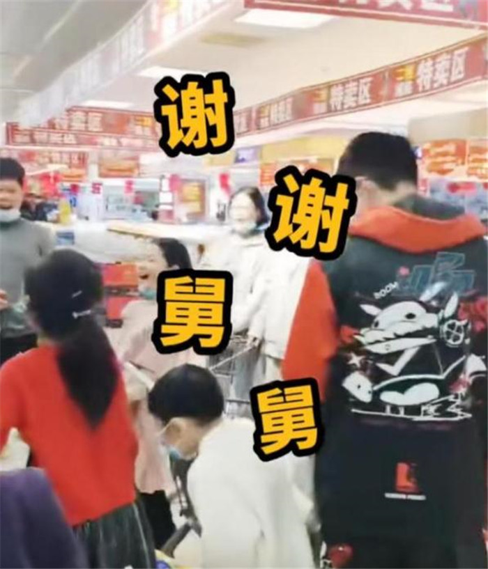 土豪舅舅带外甥购物,舅舅带14个外甥逛超市结账时细节