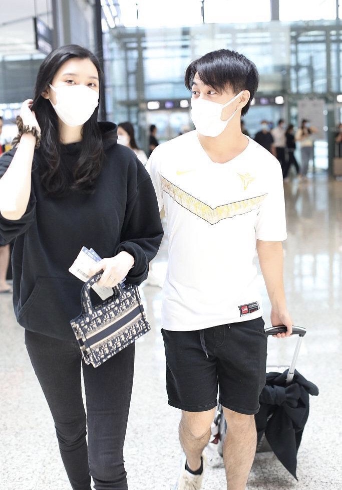 何猷君求婚奚梦瑶穿的增高鞋子,何猷君奚梦瑶比心