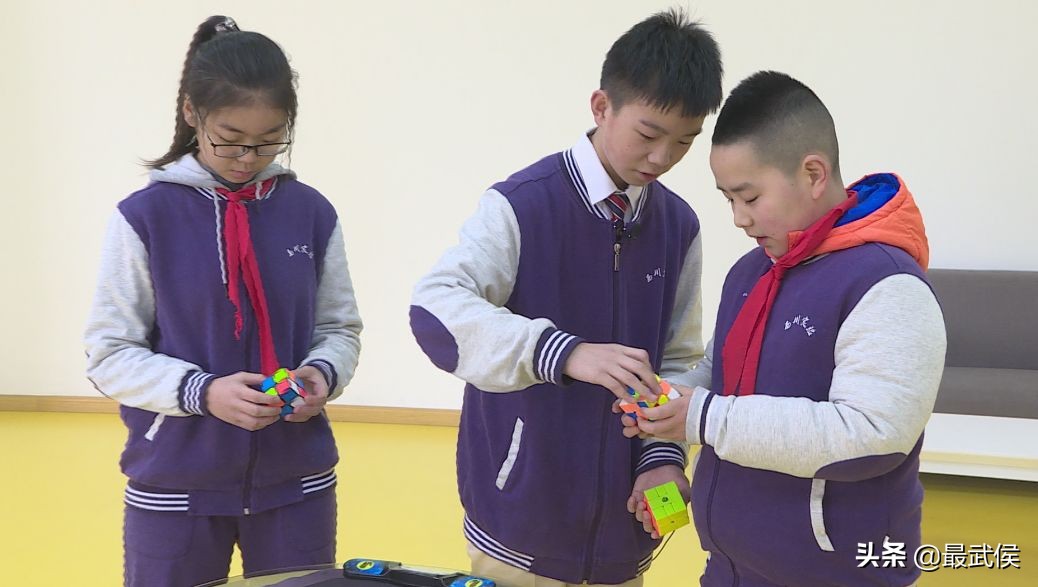 0.89秒复原魔方！12岁武侯娃亮相央视，挑战魔方速拧职业高手