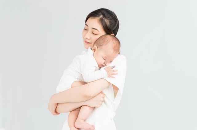 新生儿吃奶前要哭闹一会怎么办,新生儿有时放屁前哭闹使劲