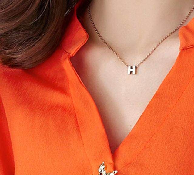 黑色雪纺衫搭配牛仔5分裤,泡泡袖雪纺衫搭配什么裤子好看