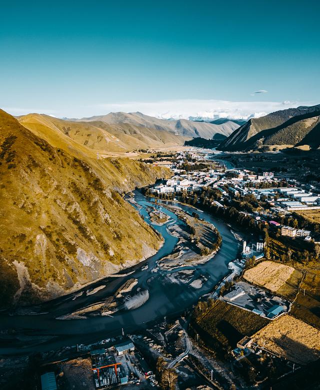 理塘丁真引起的旅游效应,理塘县旅游最佳的地方