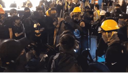 郭富城遭乱港分子围堵满脸无奈：我买尿片给女儿啊
