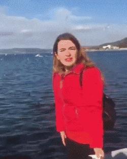 穿恨天高坐地铁的社死现场，两位男士都不忍看这次“崴脚表演”