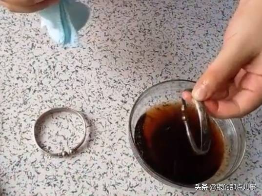 银手镯为什么变黑有的不变色,怎么让发黄变黑的银手镯光亮如新
