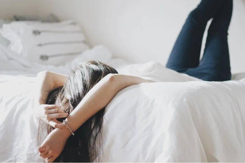 睡觉时突然抖了一下，是在做噩梦？其实可能是身体发出的预警
